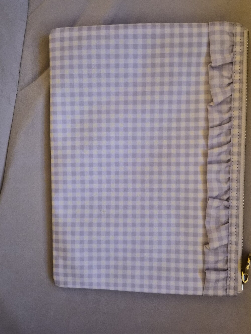 Nwot Stoney Clover Lilac Gingham Ruffle Zip Fla Pouch with Yellow Heart Applique - Picture 2 of 4